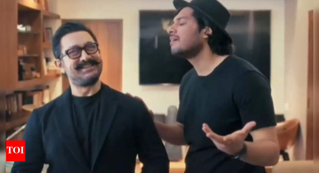 Aamir Khan calls Junaid Khan a 'nepo kid' as he recreates this iconic 'Andaz Apna Apna' scene, Azad Rao makes a cameo - WATCH VIDEO | Hindi Movie News