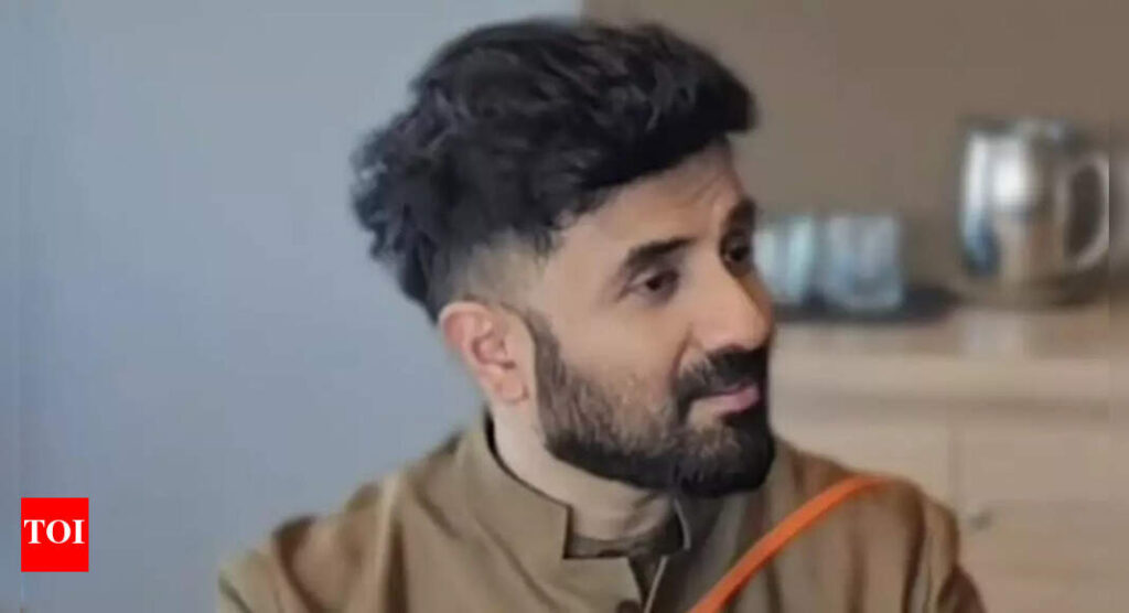 Vir Das's hilarious acceptance speech goes viral; Says while Aamir Khan gets a catchy caption, paps describe him as 'Covid -19' |