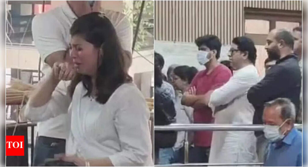 Jyoti Chandekar funeral: Tejaswini Pandit breaks down inconsolably while performing last rites of her mother, Raj Thackeray offers condolences | Marathi Movie News