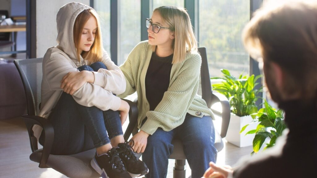 Psychologist explains how social media drives stress and anxiety among teenagers: ‘Their self-esteem can become…’ | Health