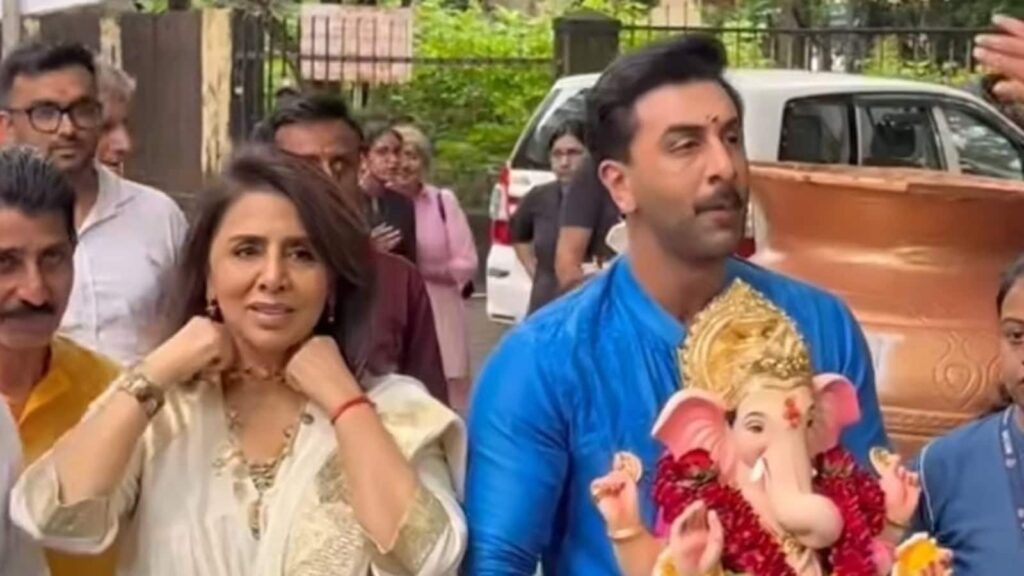 Ranbir Kapoor and Neetu Kapoor do aarti together, perform Ganpati Visarjan in Mumbai. Watch | Bollywood