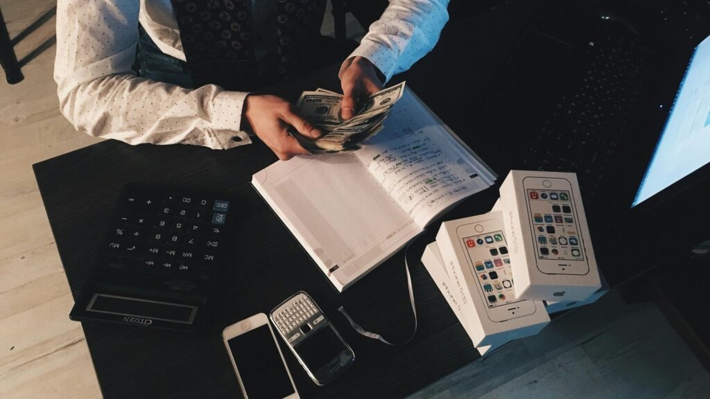 Gurgaon man with ₹26 LPA but ₹15000 monthly savings wonders if he chose wrong wife: ‘I'm tired of heavy lifting’