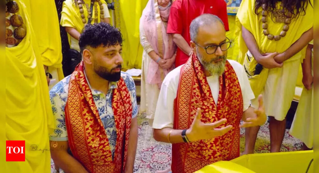 Badshah visits Premanand Maharaj in Vrindavan, listens quietly to guru's wisdom on life: PICS | Hindi Movie News