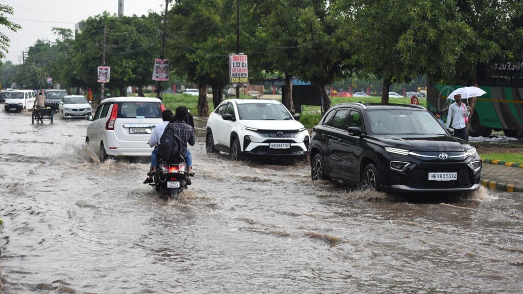 Gurugram on rain alert for 3 hours, Delhi commuters battle waterlogging | Updates