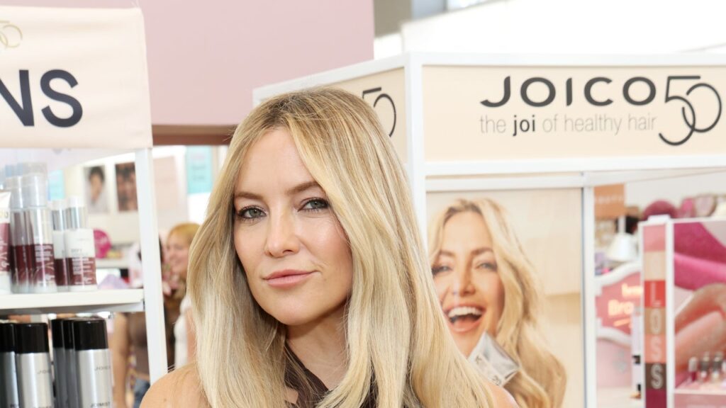 Star Sightings: Kate Hudson Stocks Up on Beauty Products in L.A., Lenny Kravitz Customizes Boots in Aspen