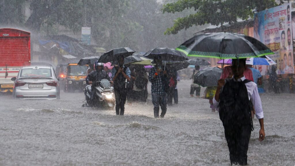 Heavy rain lashes parts of Mumbai; IMD issues orange alert | Weather updates