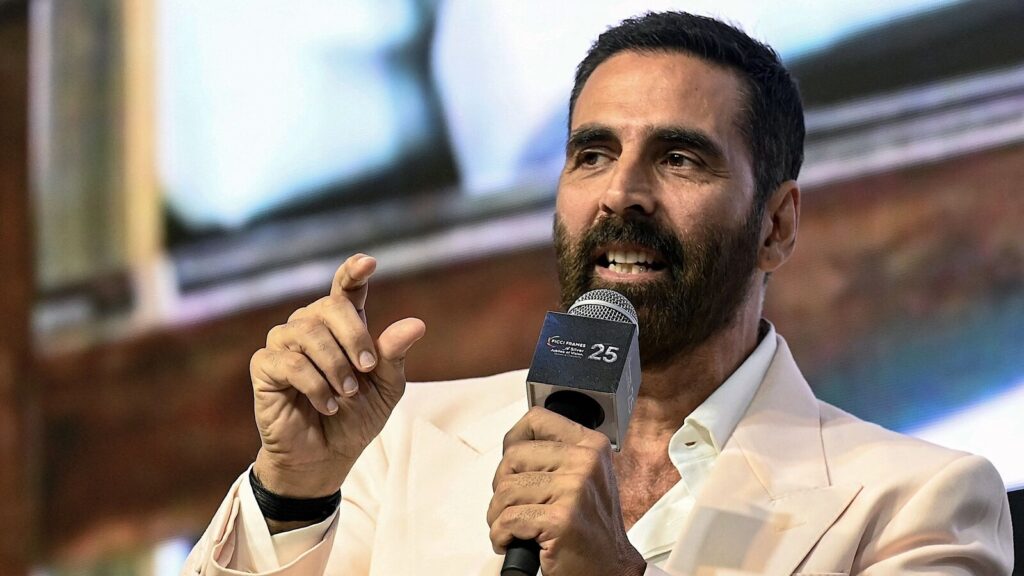 Recalling his mango question to PM Modi, Akshay Kumar switches to orange for CM Fadnavis | Watch