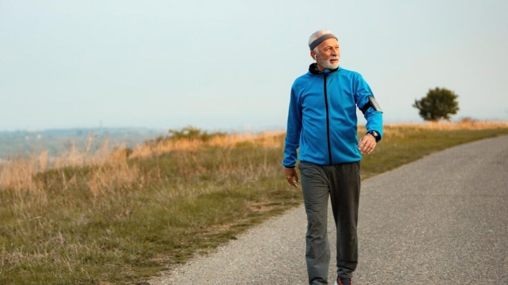 Physical therapist shares this one-minute exercise that's more beneficial for the legs than hours of walking